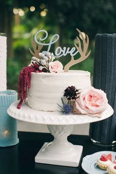 Antler cake topper #whiteweddingcake