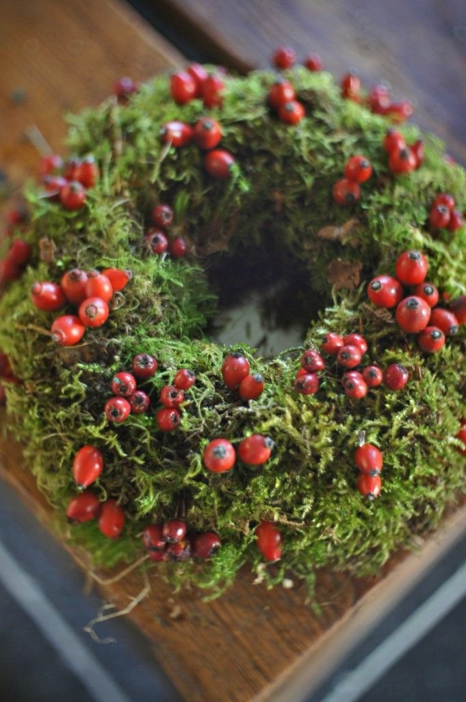 Using materials sourced from Mother Nature to create a cozy candle centerpiece fit for any holiday occasion! :)  http://www.fleuropean.com/jolly-holiday-candle-centerpiece/: 