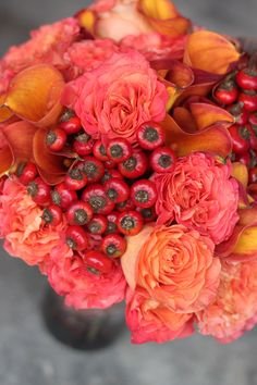 Roses, callas, rose hips  Fleurology