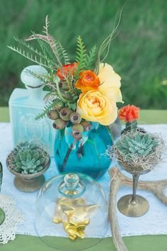 love the little trinkets and 70s vibe // 1970's Flower decorating ideas