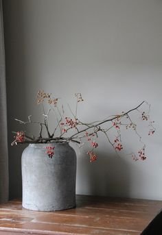 Finns något vackrare än en enkel kvist i en lika så enkel vas?