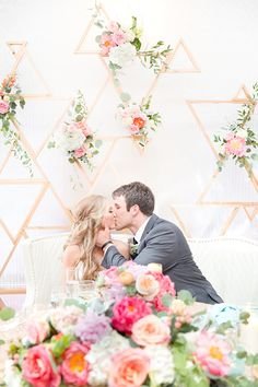 geometric wedding ideas - photo by Amy & Jordan Photography a href="http://ruffledblog.com/bright-summery-arizona-wedding" rel="nofollow" target="_blank"ruffledblog.com/.../a